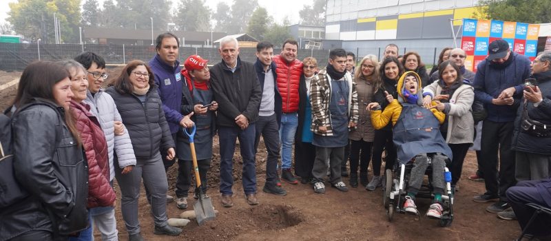 Foto - Primera piedra Centro Laborterapia Farmacia y Optica